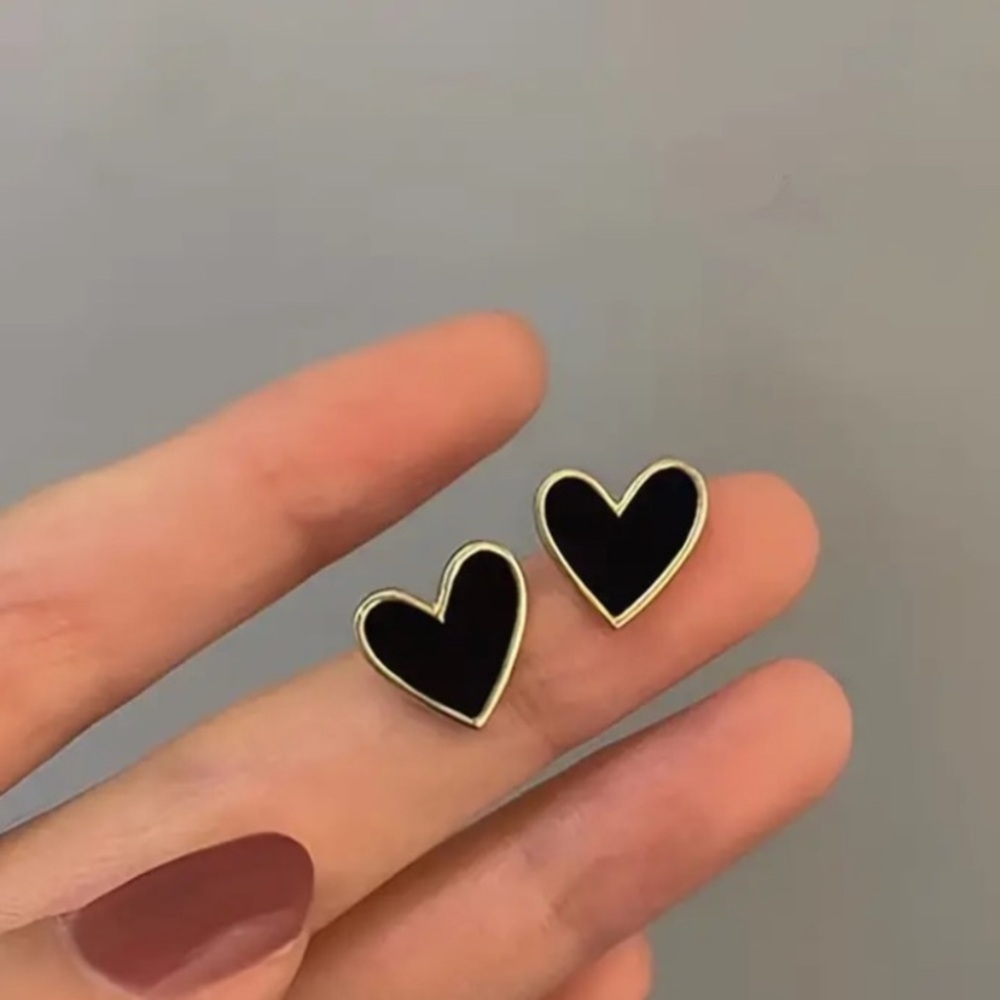 NEW Heart stud Earrings in Black - Minimalist - Boutique